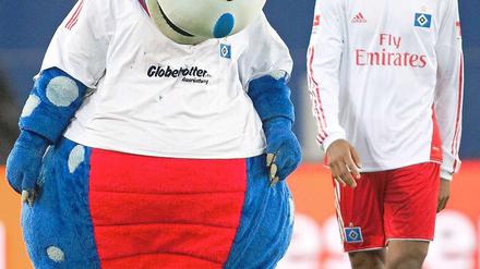 Dino Hermann steht mit seinem Maskottchenkörper für die Übersättigung beim HSV.
