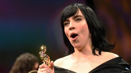 US singer-songwriter Billie Eilish poses with her award for Best Music (Original Song) for "No Time to Die" after having it engraved at the 94th Annual Academy Awards Governors Ball in Hollywood, California on March 27, 2022. (Photo by VALERIE MACON / AFP)