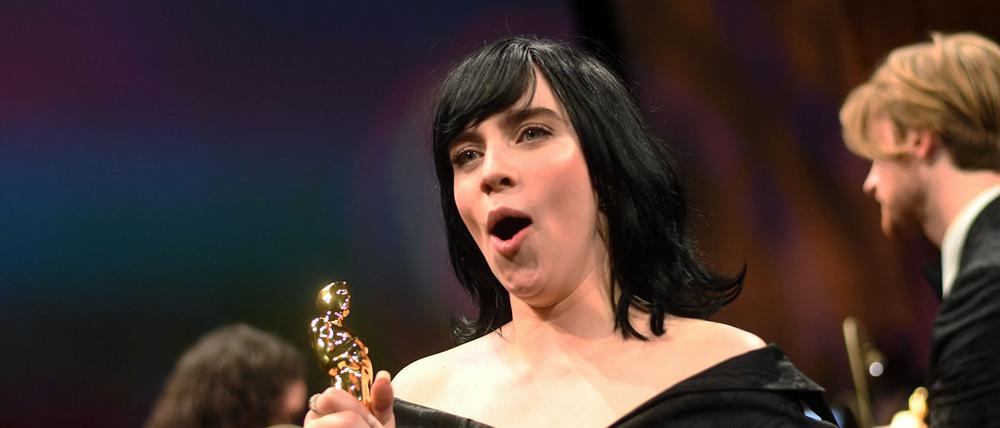 US singer-songwriter Billie Eilish poses with her award for Best Music (Original Song) for "No Time to Die" after having it engraved at the 94th Annual Academy Awards Governors Ball in Hollywood, California on March 27, 2022. (Photo by VALERIE MACON / AFP)