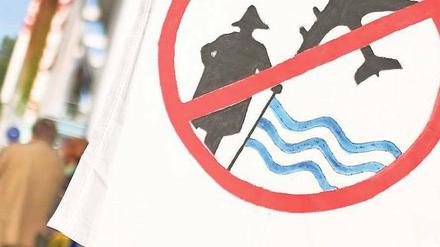 Zeichen zeigen. Das Logo der Fluglärmgegner, hier bei einer Demo am Freitag. Foto: dpa