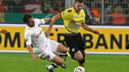 Alexander Schnetzler von Dynamo Dresden (l.) und Lukasz Piszczek von Borussia Dortmund kämpfen um den Ball. 