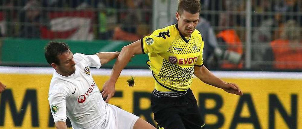 Alexander Schnetzler von Dynamo Dresden (l.) und Lukasz Piszczek von Borussia Dortmund kämpfen um den Ball.