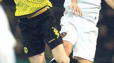 Alles Kopfsache. Torschütze Robert Lewandowski (l.) und seine Dortmunder zeigten gegen Romain Bregerie und Dynamo Dresden keine Konzentrationsschwächen. Foto: Reuters