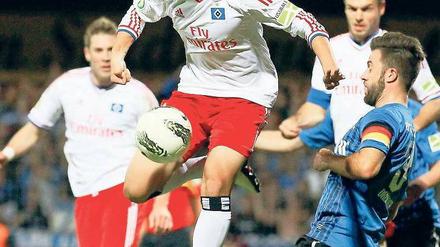Zum in die Luft gehen. Heung-Min Son (Mi.) und der HSV hatten wenig Spaß. Foto: Reuters