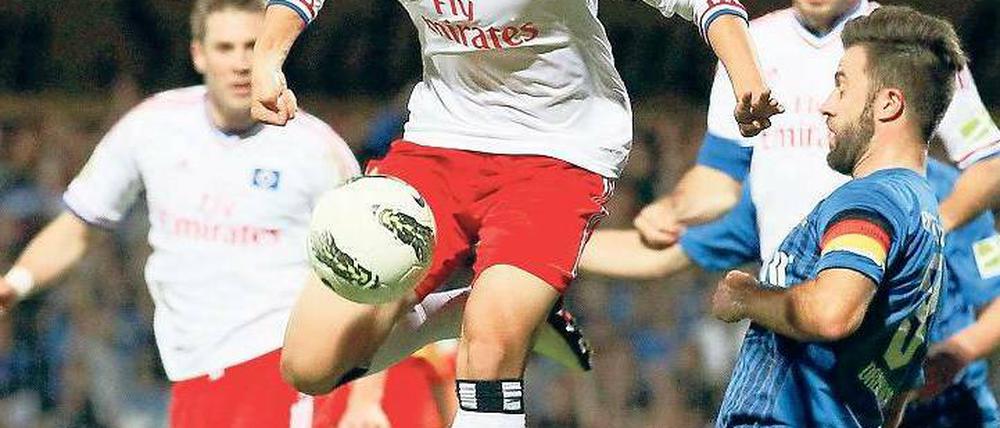 Zum in die Luft gehen. Heung-Min Son (Mi.) und der HSV hatten wenig Spaß. Foto: Reuters