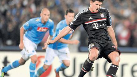 Den Sieg vergeben. Mario Gomez verschoss in Neapel einen Handelfmeter, vorher war er von einem Laser geblendet worden. Foto: dpa