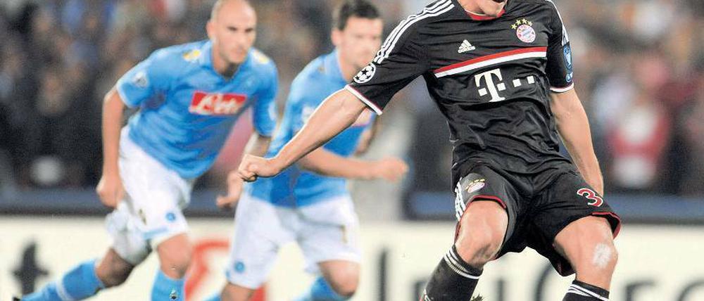 Den Sieg vergeben. Mario Gomez verschoss in Neapel einen Handelfmeter, vorher war er von einem Laser geblendet worden. Foto: dpa