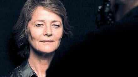 Pionierin, Ikone, Star. Charlotte Rampling ist berühmt für ihren Blick, der im Nu von Güte auf Härte umschalten kann – und umgekehrt. 