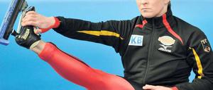 Dehnbar. Claudia Pechstein bei der Vorbereitung auf ein Rennen. Foto: dpa