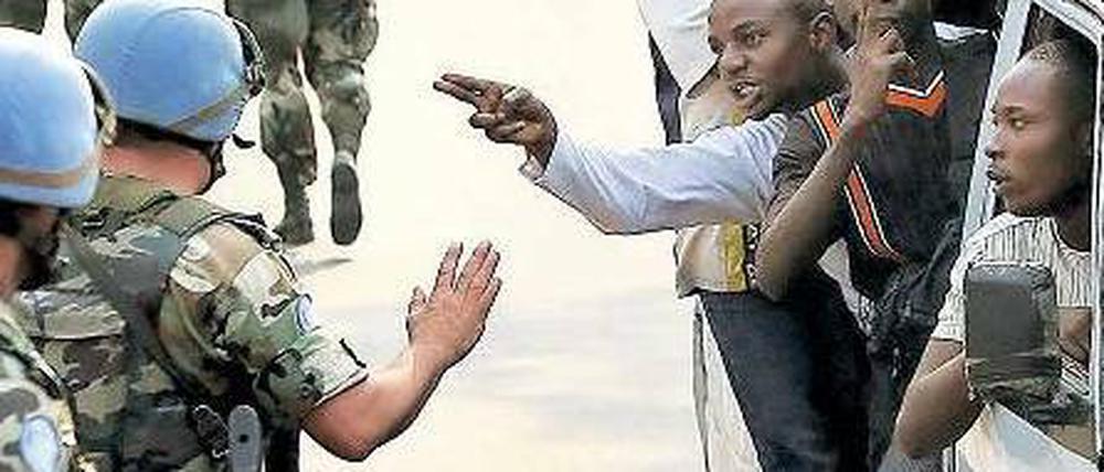 Soldaten für den Frieden. Blauhelme der Vereinten Nationen stellen demokratische Wahlen im Kongo sicher – auch wenn sie angefeindet werden. Foto: picture-alliance/dpa