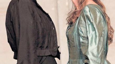 Tragisch. Lavinia (Maren Eggert) und Christine (Friederike Kammer). Foto: Eventpress