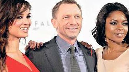 Bond-Girls Berenice Marlohe und Naomie Harris mit Daniel Craig. Foto: dpa