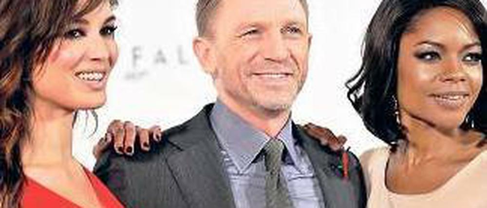 Bond-Girls Berenice Marlohe und Naomie Harris mit Daniel Craig. Foto: dpa