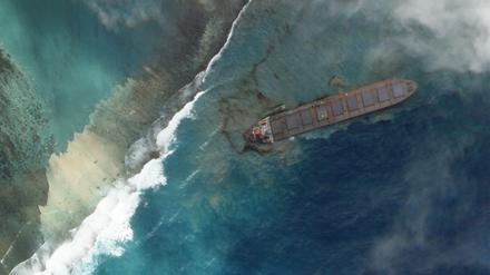 Im Einsatz für den Umweltschutz: „Planet“-Satellitenbild des japanischen Öltankers „Wakashio“, der im August vor der Insel Mauritius im Indischen Ozean auf Grund gelaufen war.