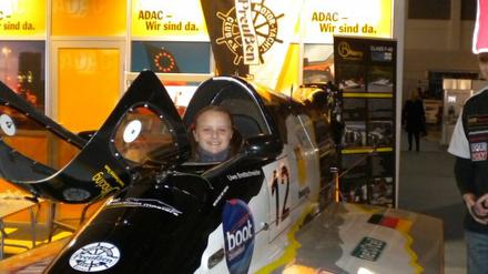 Auch Kinder dürfen mal im Cockpit Platz nehmen.