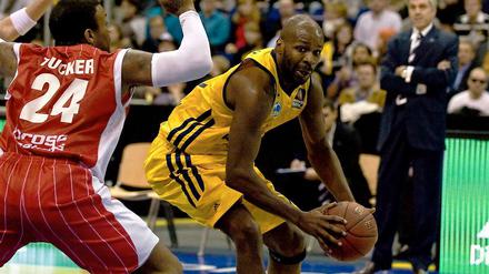 Derrick Allen (r.), hier im Duell mit Anthony P.J. Tucker, war mit 20 Punkte der Topscorer der Berliner beim Sieg gegen die Brose Baskets aus Bamberg.