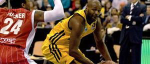 Derrick Allen (r.), hier im Duell mit Anthony P.J. Tucker, war mit 20 Punkte der Topscorer der Berliner beim Sieg gegen die Brose Baskets aus Bamberg.