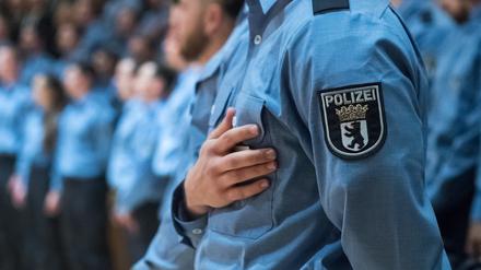 Junge Polizeibeamte bei der feierlichen Vereidigung nach Ende der Ausbildung.