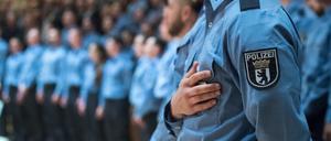 Junge Polizeibeamte. (Symbolbild)