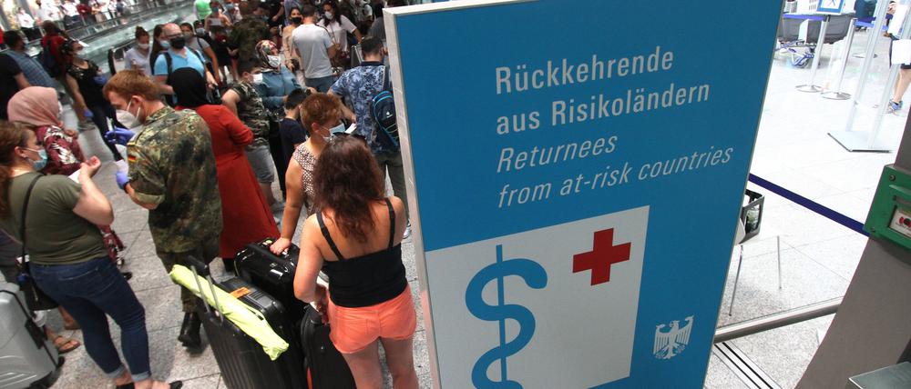 Ansturm von Reiserückkehrern und Einreisenden im Flughafen Frankfurt.