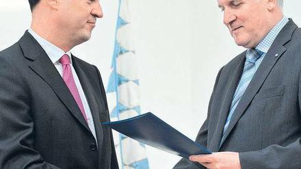 Der Nächste. Bayerns Ministerpräsident Horst Seehofer (r.) hat am Donnerstag den bisherigen Umweltminister Markus Söder zum neuen Finanzminister ernannt – ein weiterer Schritt in Söders Karriere. Foto: Andreas Gebert/dpa