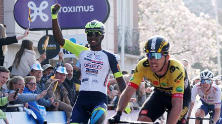 Der erst 21 Jahre alte Girmay gewann im Sprint einer vierköpfigen Gruppe den belgischen Kopfsteinpflasterklassiker Gent – Wevelgem.