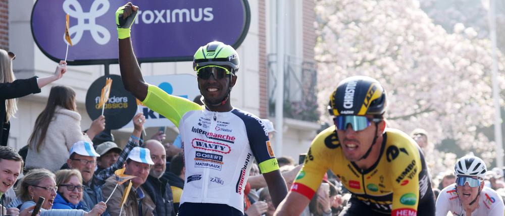 Der erst 21 Jahre alte Girmay gewann im Sprint einer vierköpfigen Gruppe den belgischen Kopfsteinpflasterklassiker Gent – Wevelgem.