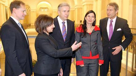 Klaus Wowereit und seine SPD-Senatoren (v. l.): Michael Müller (Verkehr und Umwelt), Dilek Kolat (Arbeit, Frauen, Integration), Sandra Scheeres (Bildung und Wissenschaft) und Ulrich Nußbaum (Finanzen).