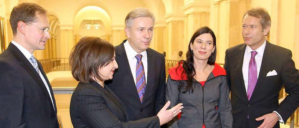 Klaus Wowereit und seine SPD-Senatoren (v. l.): Michael Müller (Verkehr und Umwelt), Dilek Kolat (Arbeit, Frauen, Integration), Sandra Scheeres (Bildung und Wissenschaft) und Ulrich Nußbaum (Finanzen).