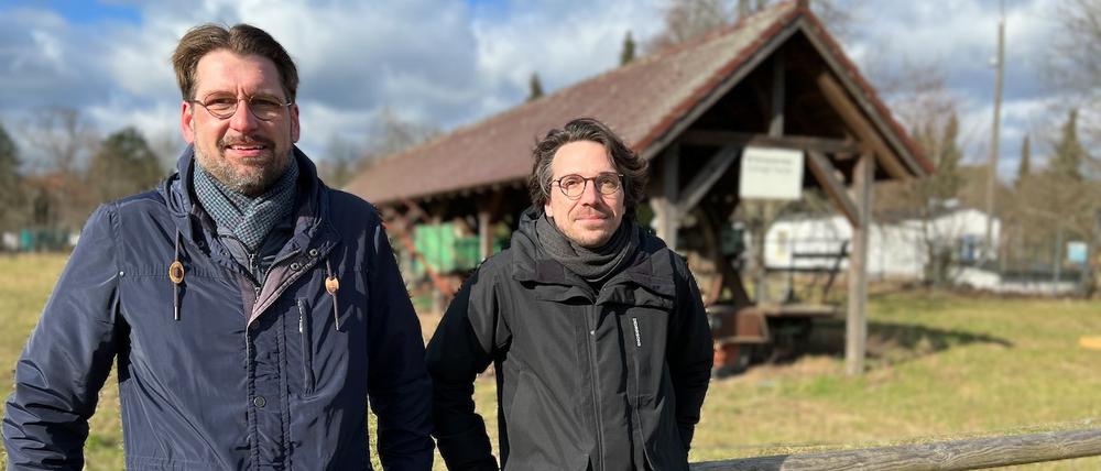 Das neue Domäne-Leitungsduo: Steffen Otte und Tobias Frietzsche vor der Schauremise auf dem Freigelände. Durch einen neuen Weg soll die ausgestellte Landtechnik besser zu sehen sein.