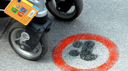 Klare Ansage: Mütter mit Kinderwagen sind in Prenzlauer Berg das Feinbilder Nummer eins.