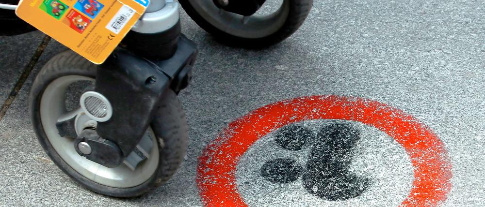 Klare Ansage: Mütter mit Kinderwagen sind in Prenzlauer Berg das Feinbilder Nummer eins.