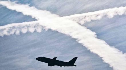 Geschäft durchkreuzt. Fluggesellschaften machen auch in guten Zeiten keine große Marge. Löst sich die Krise nicht bald in Luft auf, könnte es eng werden für manche Airline. Foto: dpa