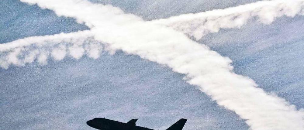 Geschäft durchkreuzt. Fluggesellschaften machen auch in guten Zeiten keine große Marge. Löst sich die Krise nicht bald in Luft auf, könnte es eng werden für manche Airline. Foto: dpa