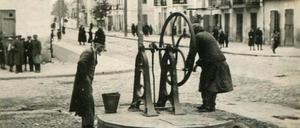 Der einzige Brunnen im Ghetto Piaski.