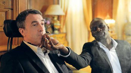 Ganz entspannt. Pfleger Driss (Omar Sy) ist seinem gelähmten Schützling (François Cluzet) auch bei Genüssen der besonderen Art behilflich. Foto: senator