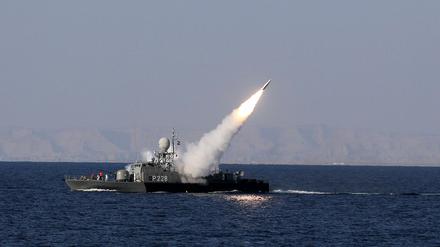 Der Iran hat während eines Manövers im Golf eine Langstreckenrakete getestet.