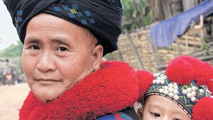 Farben der Eigenständigkeit. Kleidung im Stil der Hilltribes für thailändische Touristen, Dorfbewohner in Nordlaos. 