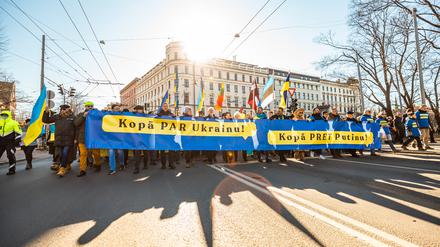 Demonstrierende bei einem Protestmarsch für die Ukraine und gegen Putin in Riga Anfang März.