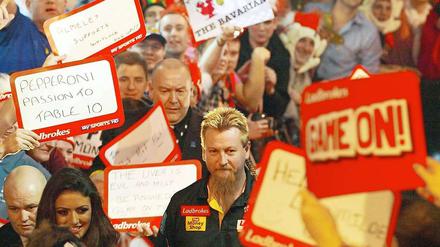Der Australier Simon Whitlock betritt unter großem Jubel die Halle.