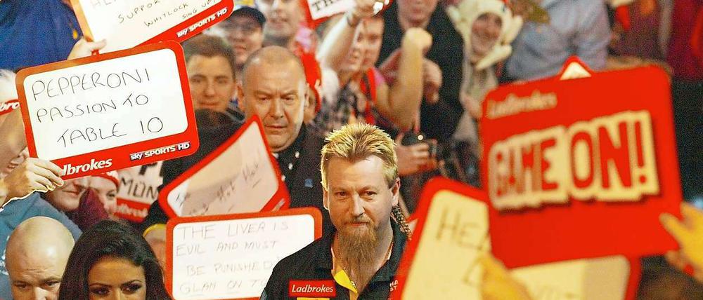 Der Australier Simon Whitlock betritt unter großem Jubel die Halle.