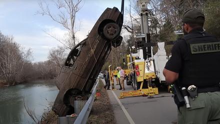 Hobby-Taucher Jeremy Sides entdeckte voriges Jahr das Autowrack zweier Vermisster Jugendlicher in einem Fluss im US-Staat Tennessee. Ihr Verschwinden war zuvor 21 Jahre ungeklärt.