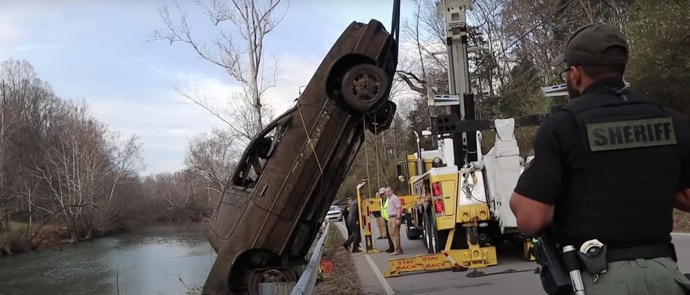 Hobby-Taucher Jeremy Sides entdeckte voriges Jahr das Autowrack zweier Vermisster Jugendlicher in einem Fluss im US-Staat Tennessee. Ihr Verschwinden war zuvor 21 Jahre ungeklärt.