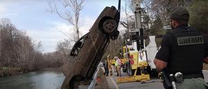 Hobby-Taucher Jeremy Sides entdeckte voriges Jahr das Autowrack zweier Vermisster Jugendlicher in einem Fluss im US-Staat Tennessee. Ihr Verschwinden war zuvor 21 Jahre ungeklärt.