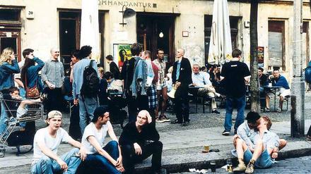 Der Geist der großen Zeit. Gäste vor der Kneipe „Kommandantur“ in der Rykestraße, Ecke Knaackstraße im Juli 1999. Foto: Ullstein