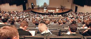 Großer Auftritt. Juniorprofessoren lehren in der Regel vier bis sechs Stunden pro Woche – für Anfänger eine hohe Belastung.