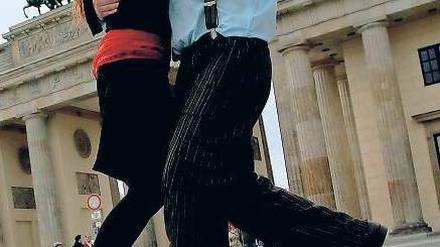 Tanze Tango mit mir. Forscher untersuchen, ob Tänzer in anderen Kulturen andere Eigenschaften signalisieren. Foto: dapd