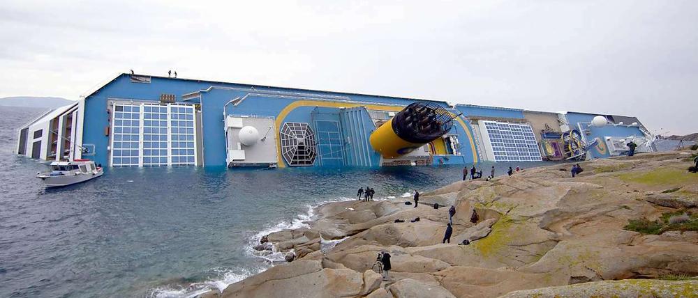 Die Concordia liegt seitlich vor der Felsenküste der Insel Giglio.