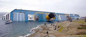 Die Concordia liegt seitlich vor der Felsenküste der Insel Giglio.