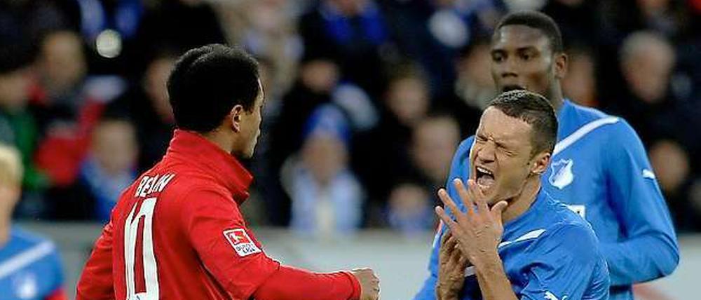 Hoffenheims Sejad Salihovic (r.) ging in dieser Szene theatralisch zu Boden. Raffael sah Rot und wurde zunächst vier Spiele gesperrt.